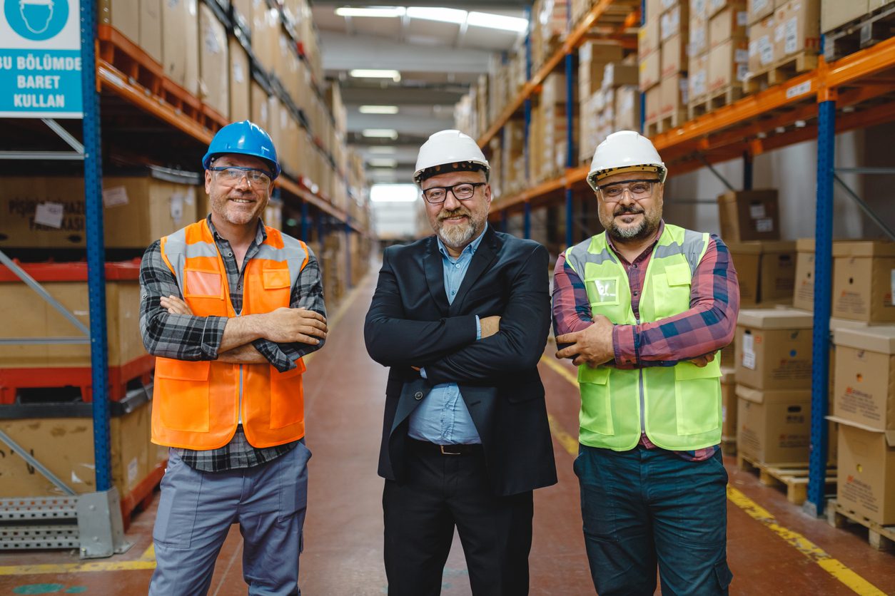 Équipe dans un entrepôt de distribution