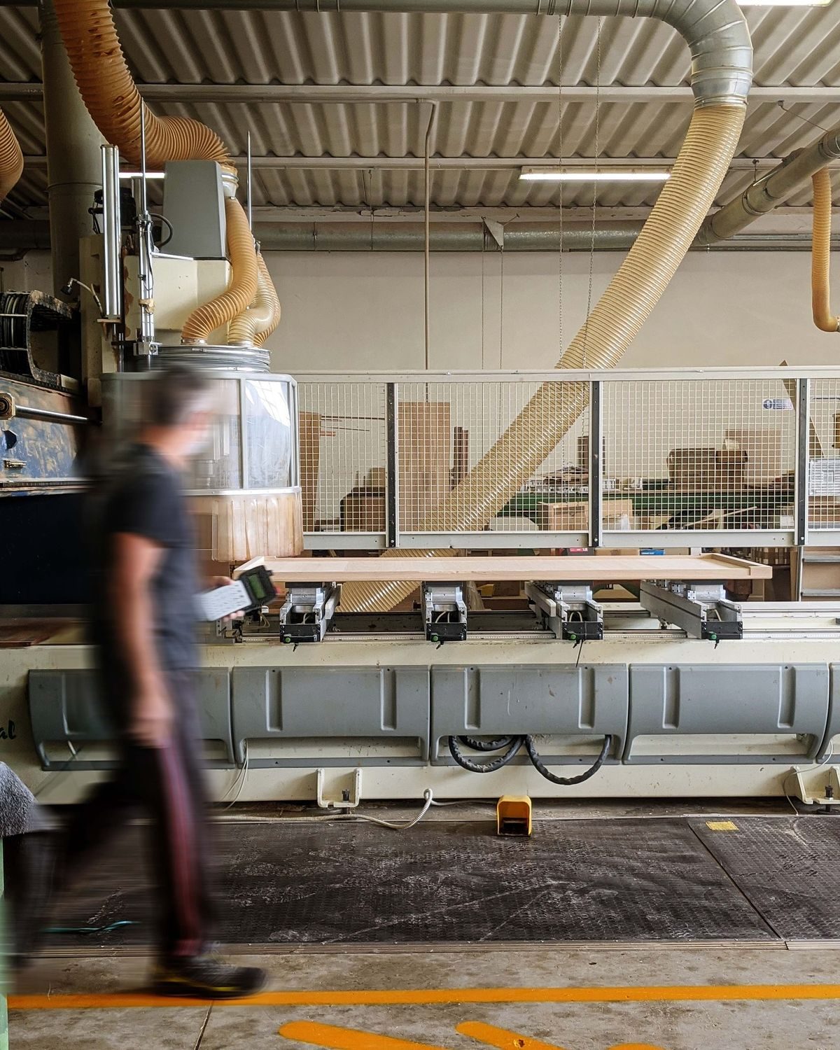 Travailleur en mouvement dans une usine de transformation du bois